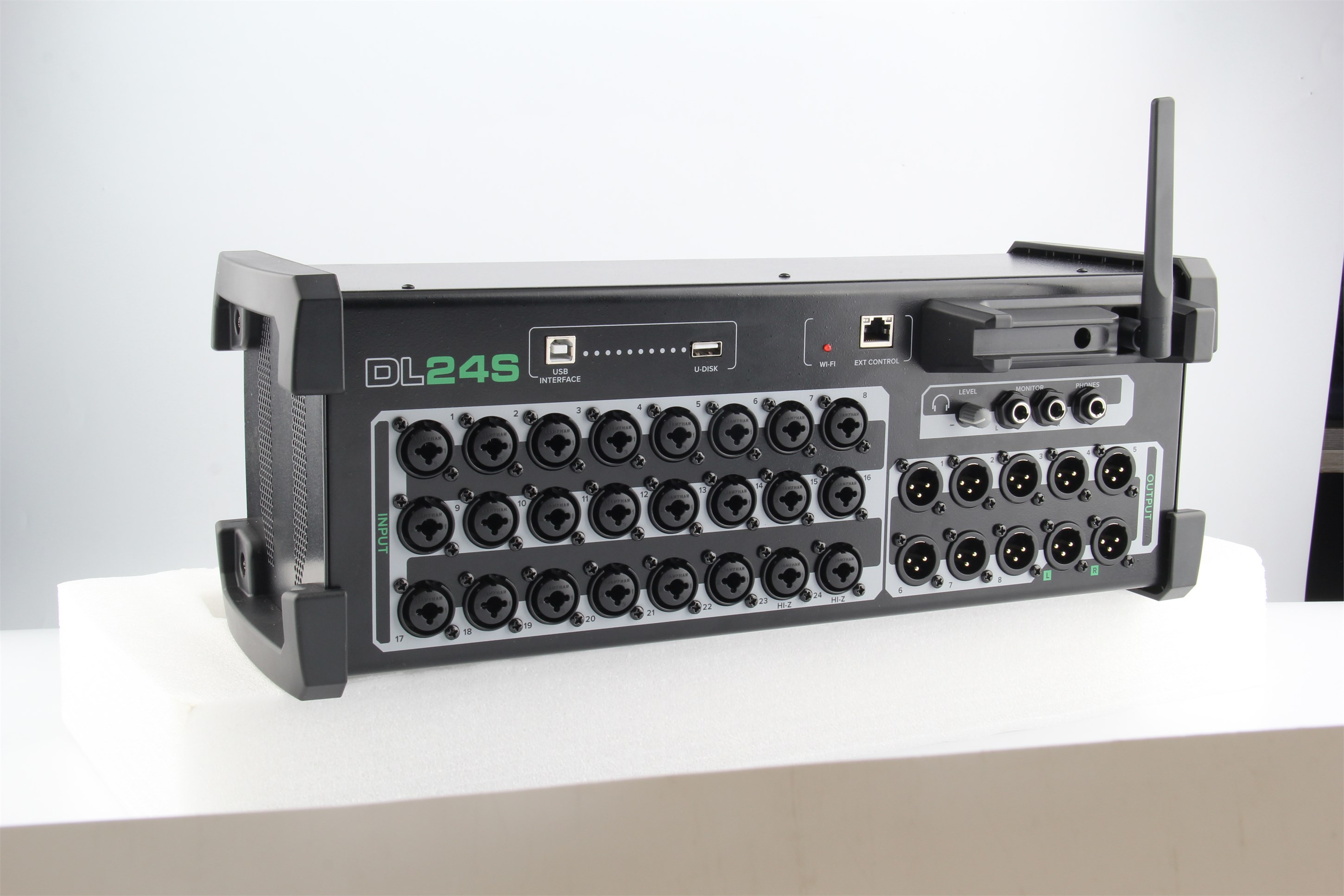 DL16 Digital Mixer